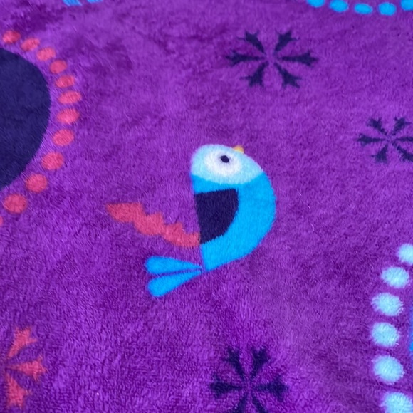 Disney 50x60 Frozen Anna and Elsa blanket in vibrant purple euc - Picture 4 of 7